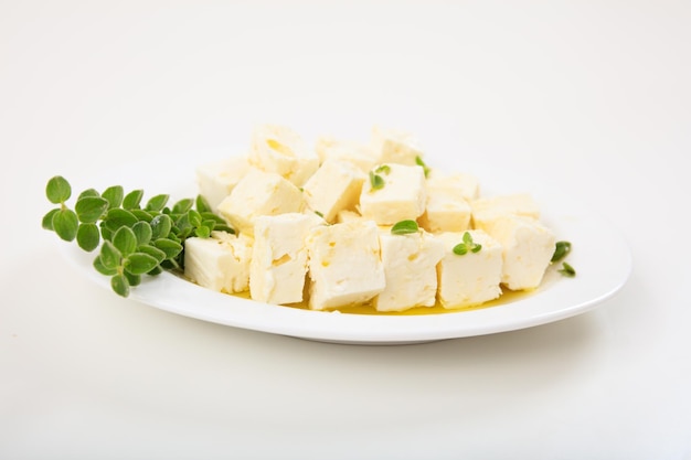 Morceaux de fromage Feta sur fond blanc