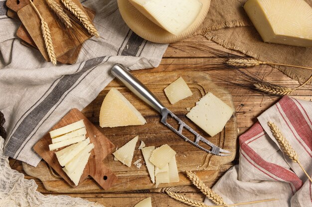 Morceaux de fromage frais fait maison sur une planche de bois avec une vue de dessus de couteau