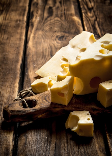 Morceaux de fromage frais sur une planche à découper.