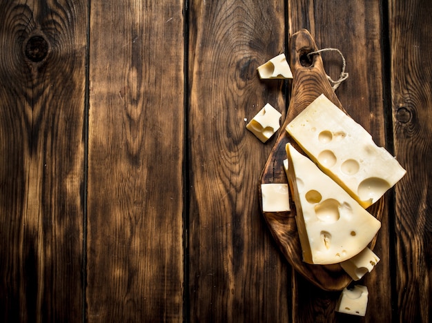 Photo morceaux de fromage frais sur une planche à découper.