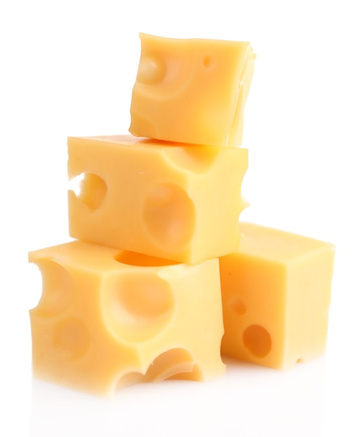 Morceaux de fromage, isolés sur blanc