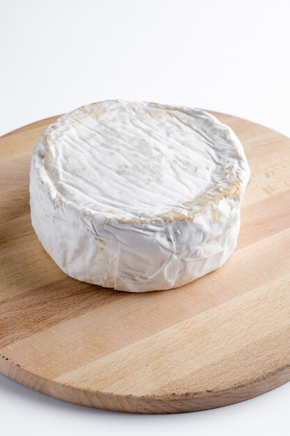 Morceaux de fromage Jcamembert sur une plaque de bois