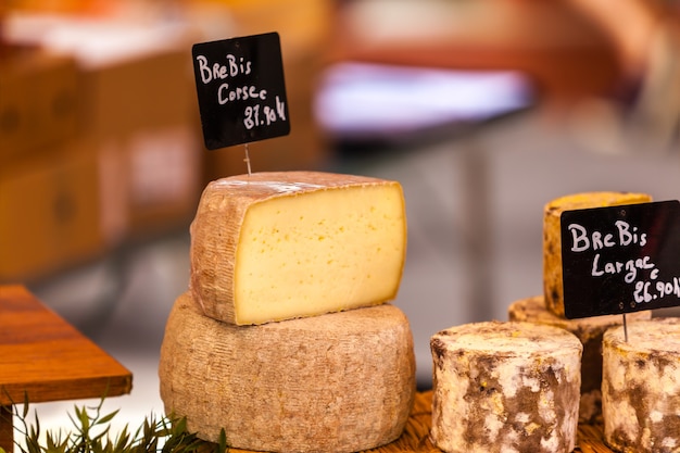Des morceaux de fromages différents sur un marché français local