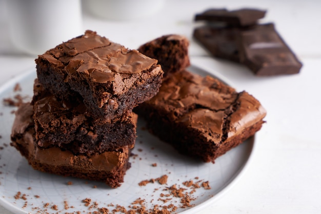 Morceaux de gâteau au brownie servis sur une table blanche Gâteau au chocolat