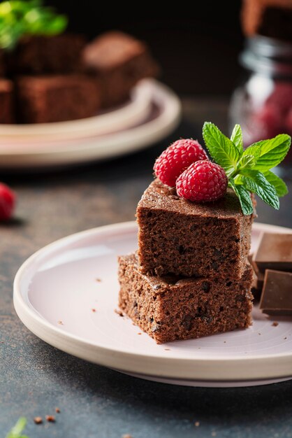 Morceaux d'un gâteau au chocolat