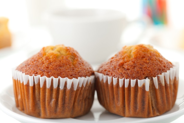 Morceaux de gâteau à la banane et tasse de café