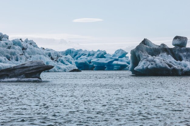 des morceaux de glace bleus flottant dans le lac