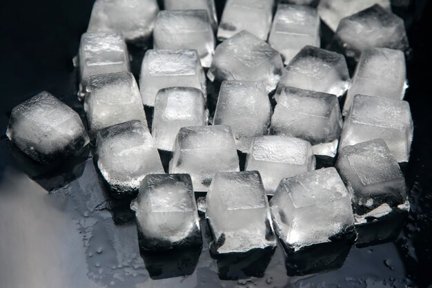 morceaux de glace congelés sur fond sombre