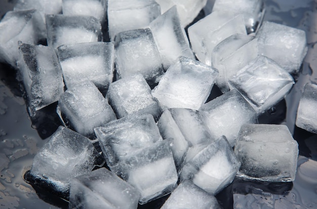 morceaux de glace congelés sur fond sombre