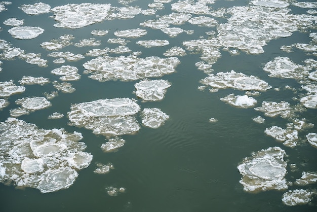 Morceaux de glace fissurée sur la rivière