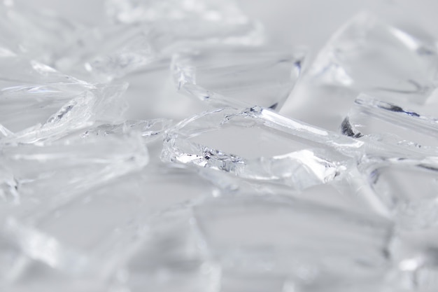 Des morceaux de glace transparente cassée ou de verre se bouchent.