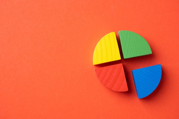 Des morceaux de graphique en bois colorés
