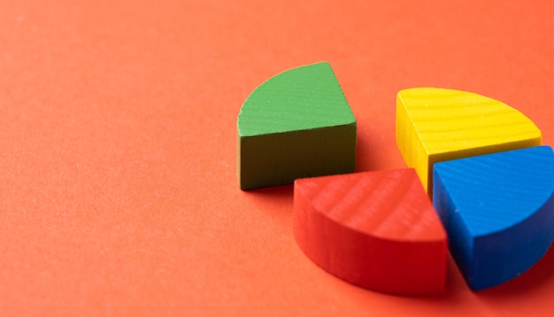 Des morceaux de graphique en bois colorés
