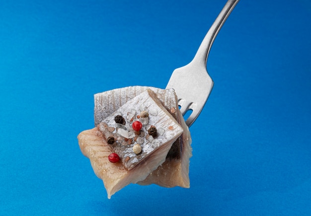 Morceaux de hareng salé à la fourchette, tranches de filet de maquereau fumé mariné