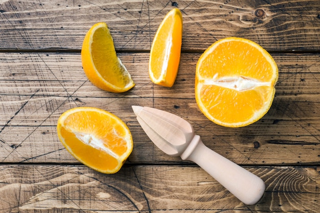 Morceaux de jus d'orange frais sur table en bois.