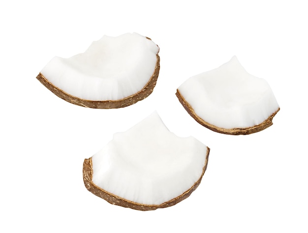 Des morceaux de noix de coco brisée avec de la pulpe blanche à l'intérieur isolés sur un fond blanc avec un chemin de coupe