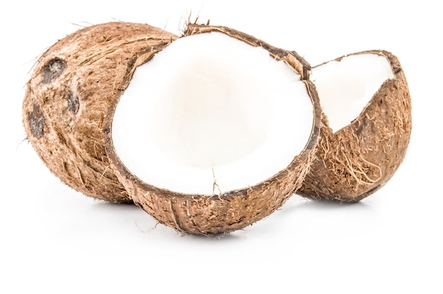 Morceaux de noix de coco sur une dentelle de fond blanc