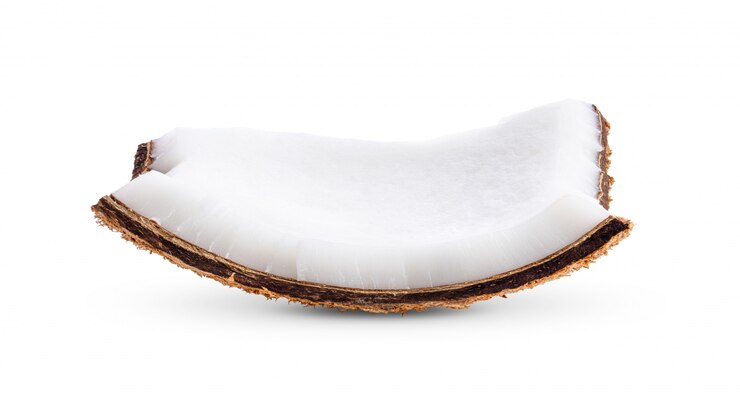 Photo des morceaux de noix de coco sur fond blanc