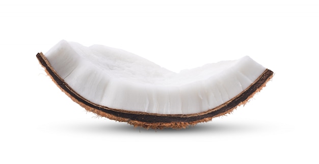 Morceaux de noix de coco sur fond blanc