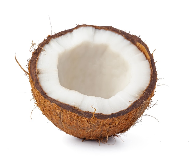 Morceaux d'une noix de coco sur fond blanc