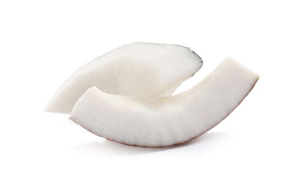 Morceaux de noix de coco mûre sur fond blanc