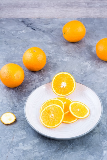 Morceaux d'orange fraîche sur une assiette sur la table