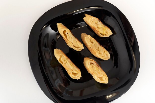 Morceaux de pain aux pommes sur la plaque noire Strudel aux pommes Cuisson maison