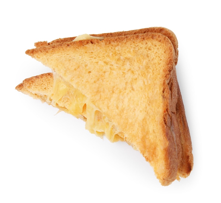 Photo des morceaux de pain grillé avec du fromage fondu isolés sur une vue blanche