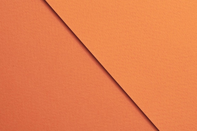 Photo morceaux de papier kraft rugueux arrière-plan texture de papier monochrome géométrique couleur orange maquette avec espace de copie pour le texte