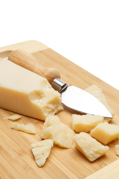 Morceaux de parmesan sur une planche à découper en bois