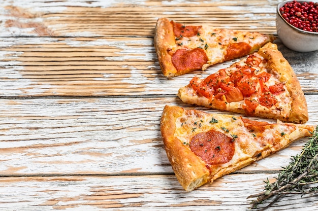 Morceaux de pizza au pepperoni et tomate.