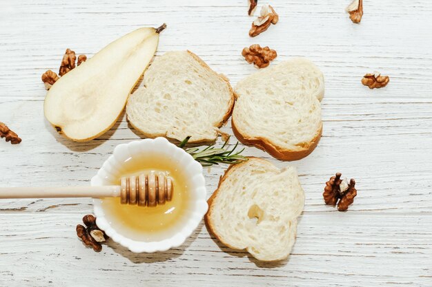 Morceaux de poire mûre avec croûtons au miel sur la table de la cuisine