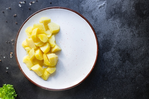 Des morceaux de pommes de terre bouillies garnissent le repas de légumes