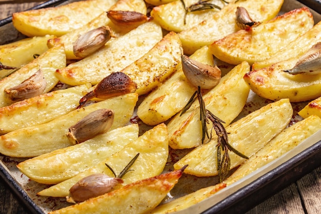 Morceaux de pommes de terre épicées au four dans un plat allant au four