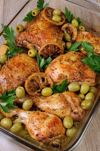 Morceaux de poulet au four avec olives marinées au citron