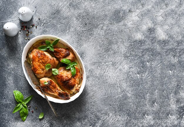 Morceaux de poulet cuits au miel et aux épices sur la table de la cuisine. Vue d'en-haut.