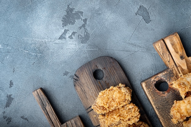 Morceaux de poulet frit pané sur fond gris