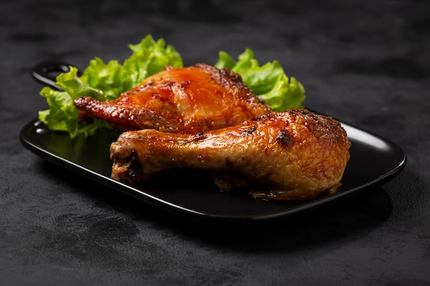 Morceaux de poulet rôti avec salade de laitue