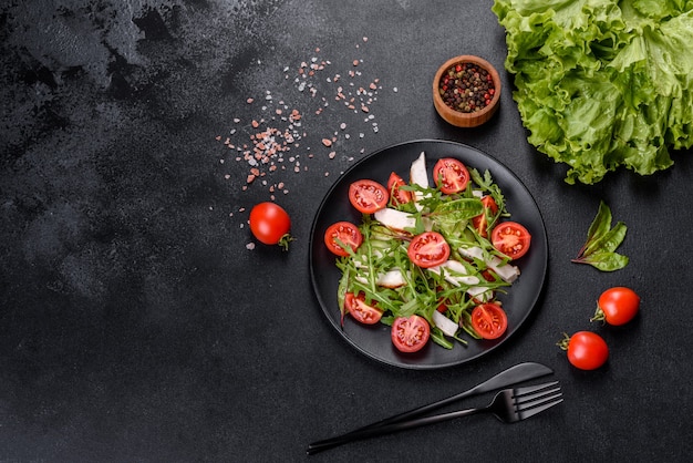 Morceaux de poulet, tomates et feuilles de laitue. Délicieuse nourriture saine