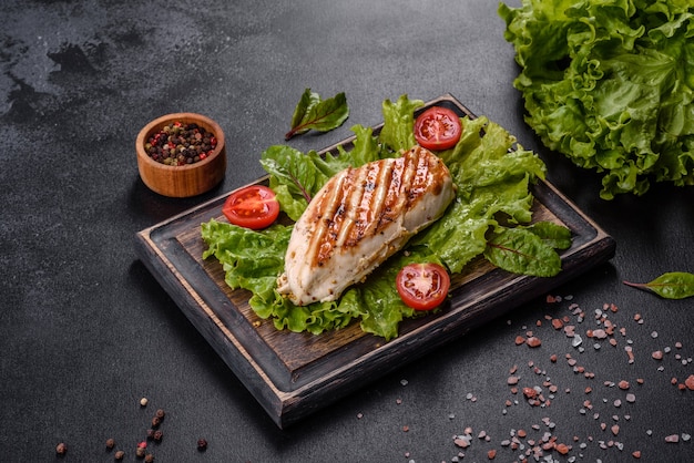 Morceaux de poulet, tomates et feuilles de laitue. Délicieuse nourriture saine