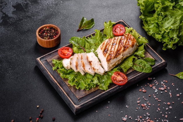 Morceaux de poulet, tomates et feuilles de laitue. Délicieuse nourriture saine