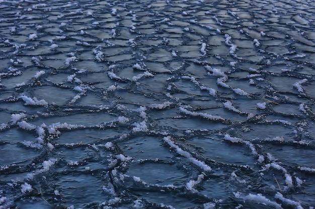 morceaux ronds de glace de mer glaciale, côte climatique d'hiver sur fond océanique