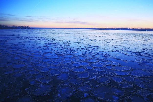 morceaux ronds de glace de mer glaciale, côte climatique d'hiver sur fond océanique