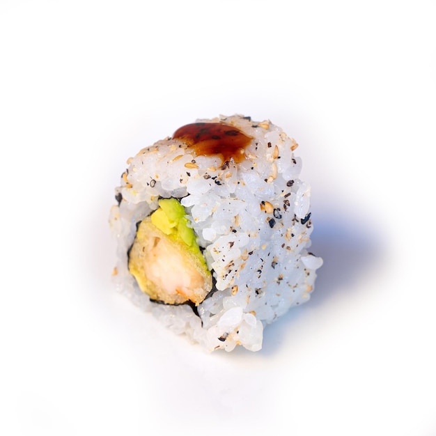 Morceaux de rouleau de sushi aux crevettes avocat et laitue Cuisine japonaise traditionnelle