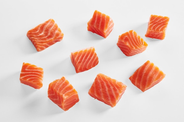 Morceaux de saumon frais sur table