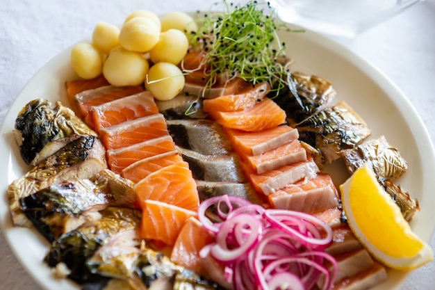 Morceaux de saumon, poisson fumé, citron et verts.