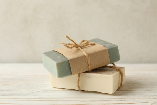 Morceaux de savon artisanal naturel sur fond de bois