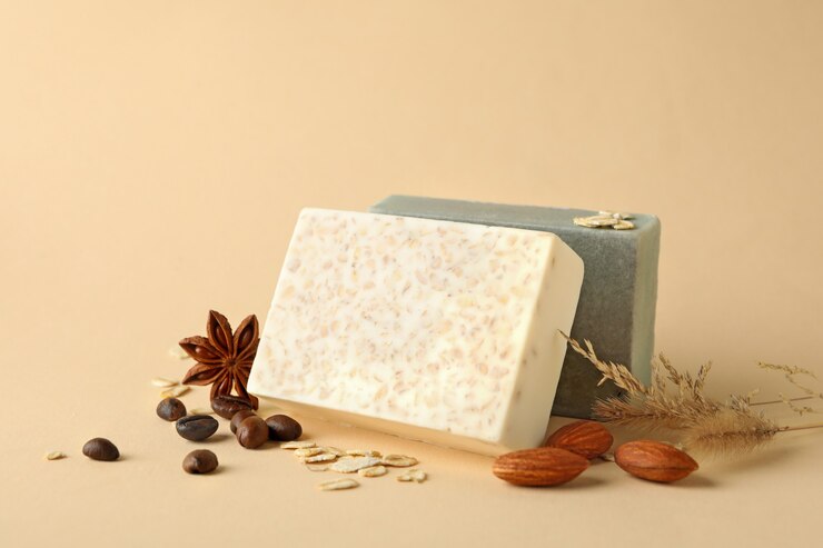 Photo morceaux de savon artisanal naturel sur surface beige