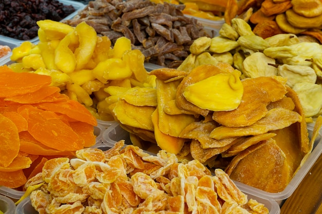 Morceaux secs de mangue orange et d'ananas sur le marché