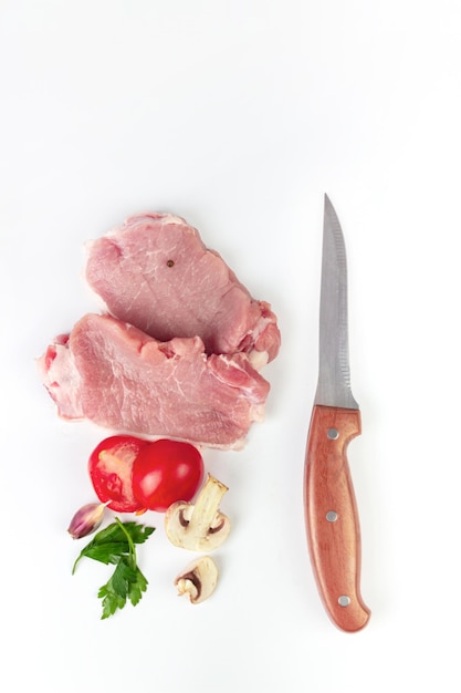 Morceaux de steaks de boeuf cru avec couteau épices et poivre Concept de cuisine